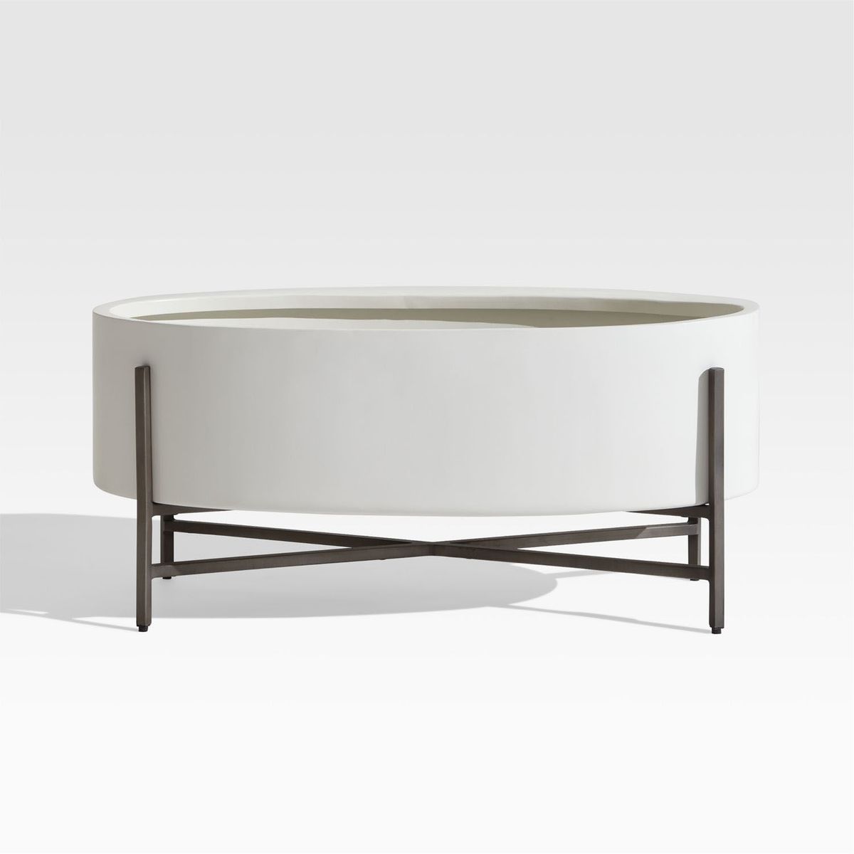 CRATE & BARREL - Maceta Blanca Dundee Ovalada con Soporte 