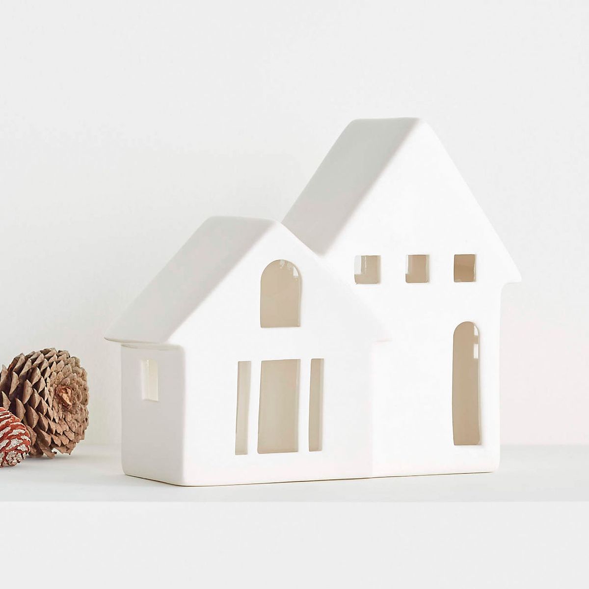 CRATE & BARREL - Casa Navideña de Dos NIveles de Cerámica Blanca