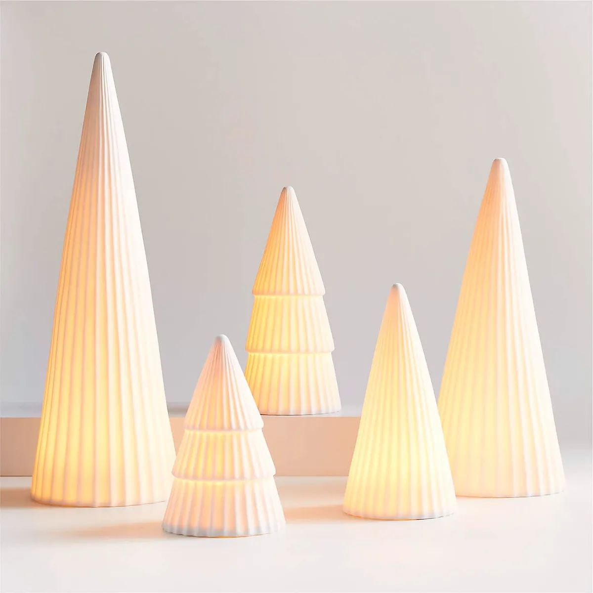 CRATE & BARREL - Árbol de Navidad LED Extra-Pequeño de Porcelana Blanca
