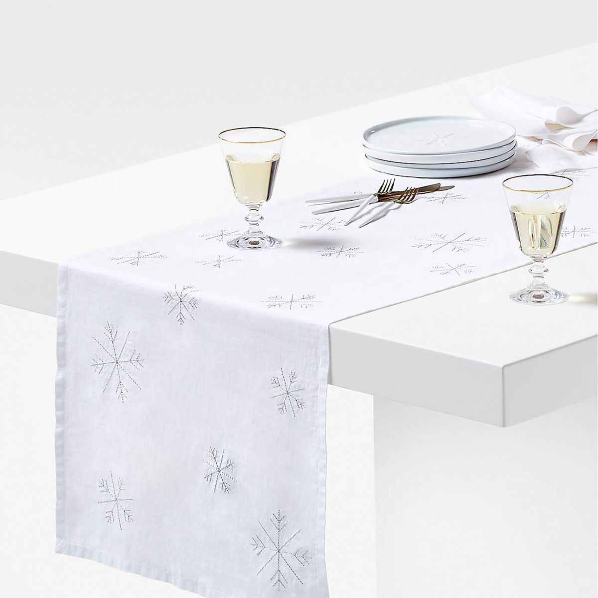 CRATE & BARREL - Camino de Mesa Plateado con Copos de Nieve