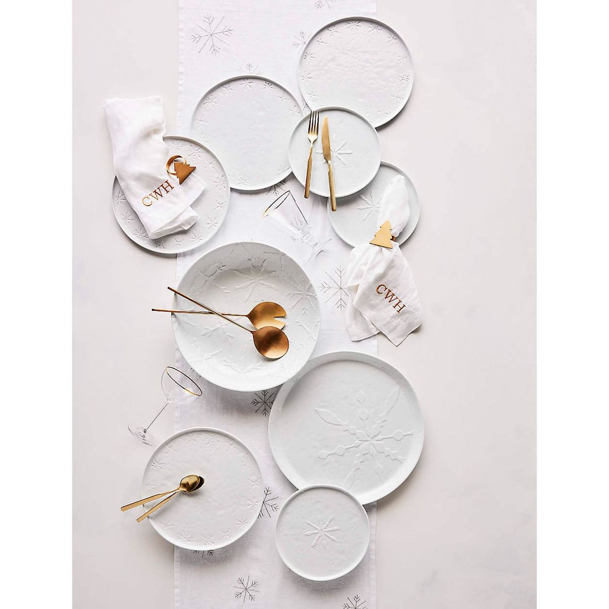 CRATE & BARREL - Camino de Mesa Plateado con Copos de Nieve