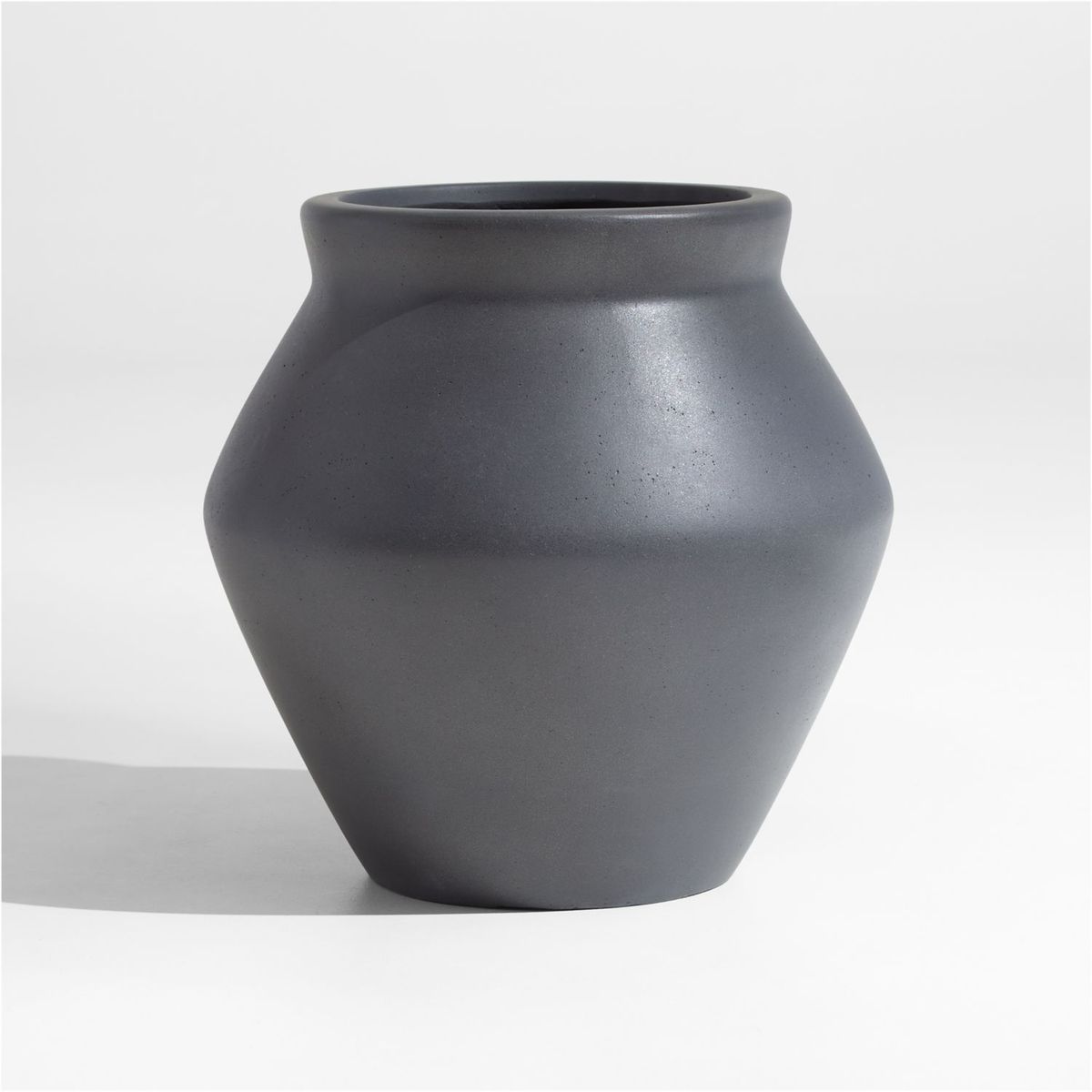 CRATE & BARREL - Maceta Wabi Gris Pequeña