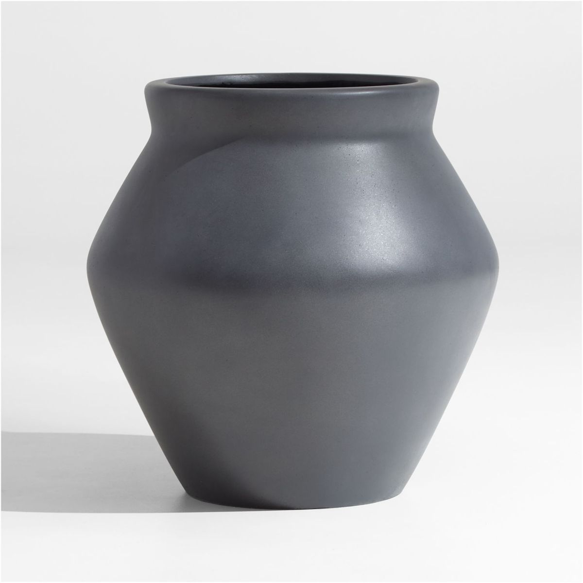 CRATE & BARREL - Maceta Wabi Gris Medium
