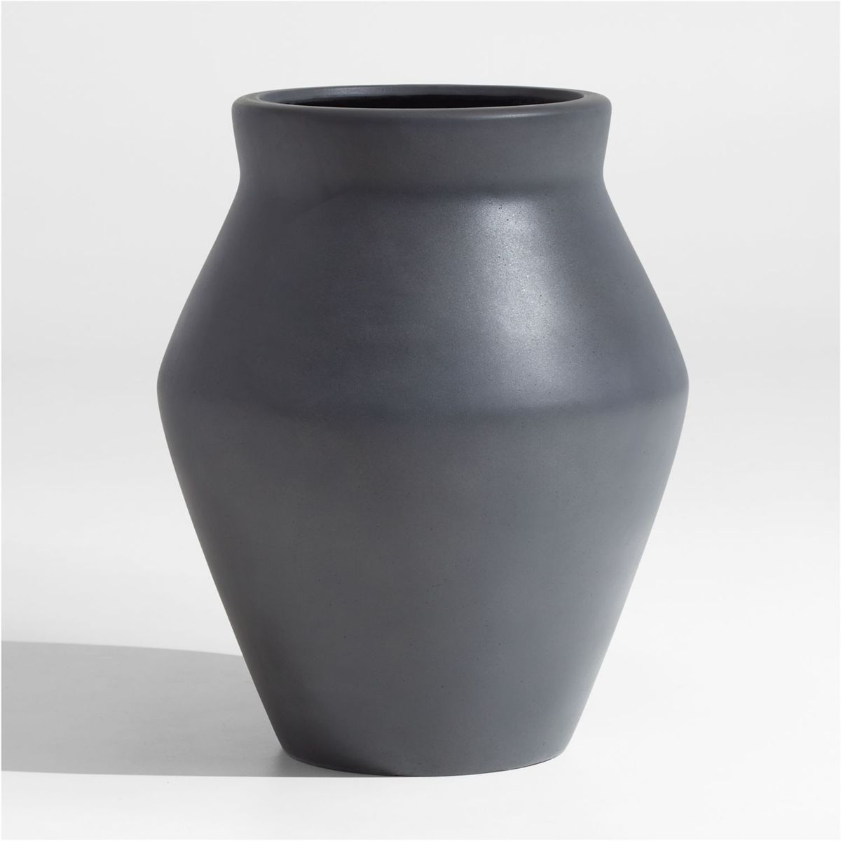 CRATE & BARREL - Maceta Wabi Gris Grande