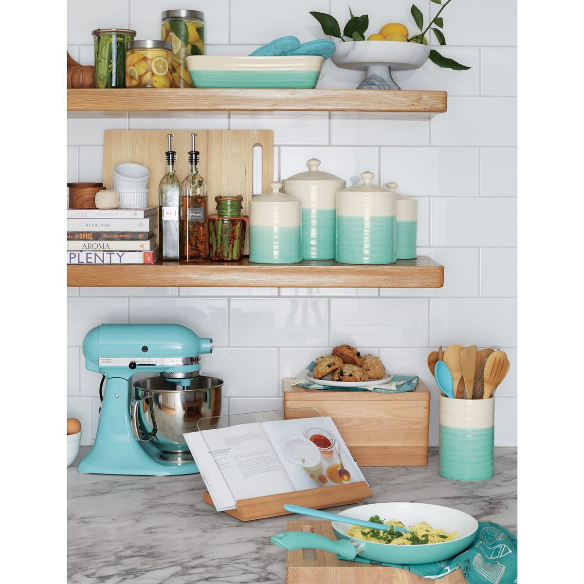 CRATE & BARREL - Recipiente de Vidrio Pequeño con Tapa en Acero Inoxidable