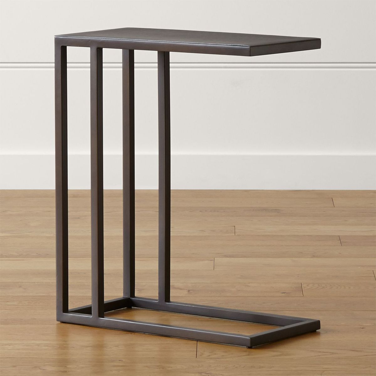 CRATE & BARREL - Mesa Auxiliar Echelon C de Hierro