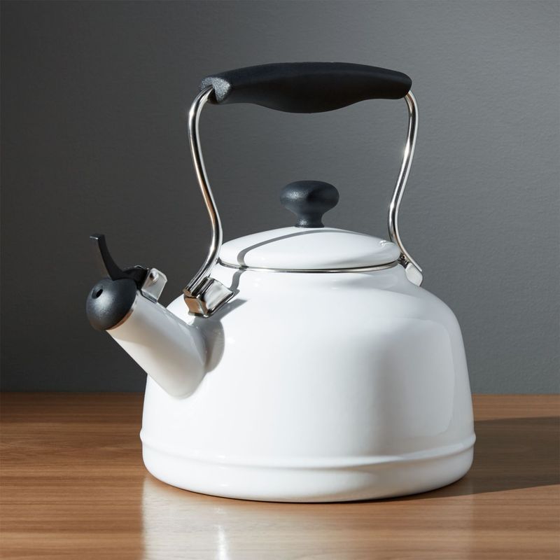 CRATE & BARREL - Tetera Chantal Vintage Blanca