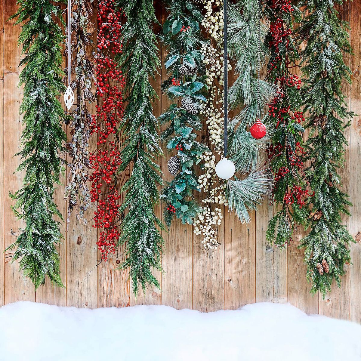 CRATE & BARREL - Guirnalda Navideña Artificial de Bayas Blancas 183cm