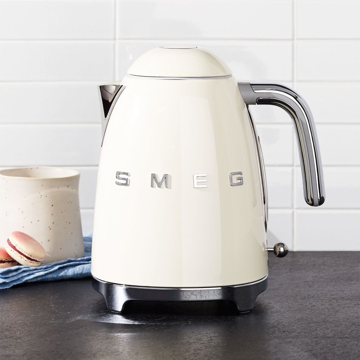 CRATE & BARREL - Hervidor SMEG Crema