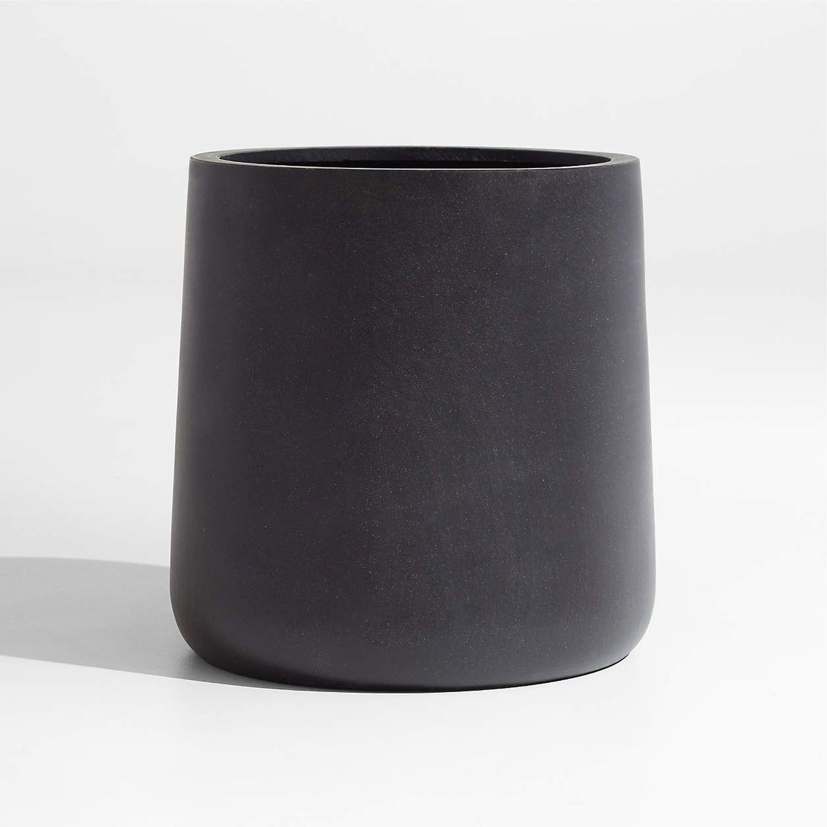 CRATE & BARREL - Maceta de Fiberstone Saabira Alta