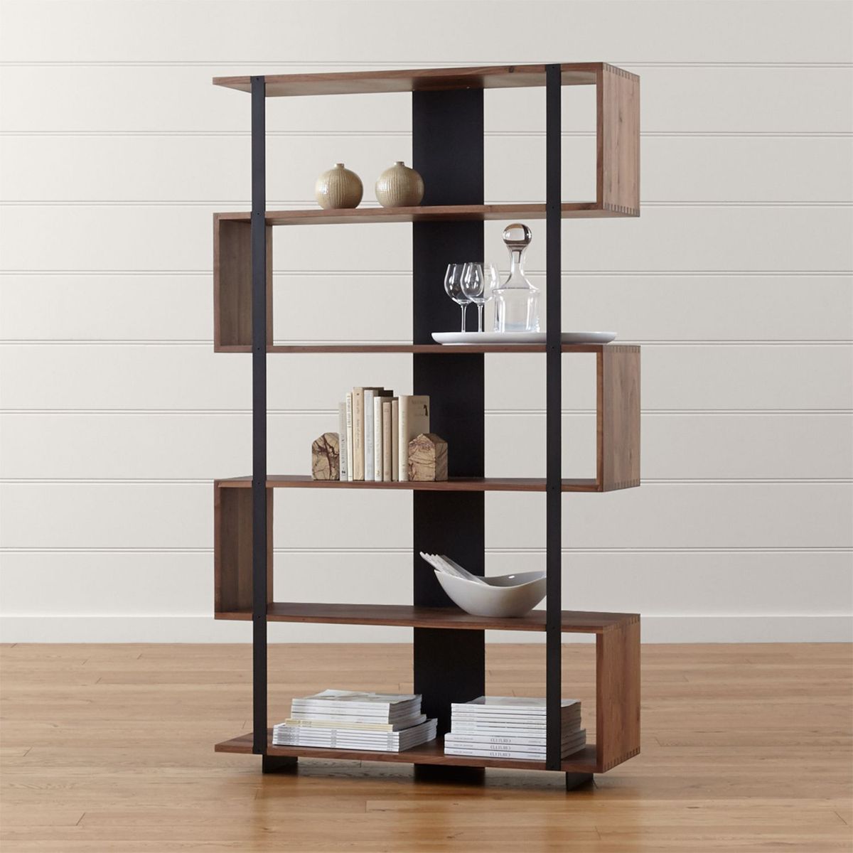 CRATE & BARREL - Estante Austin con Repisas de Madera Nogal y Estructura de Acero