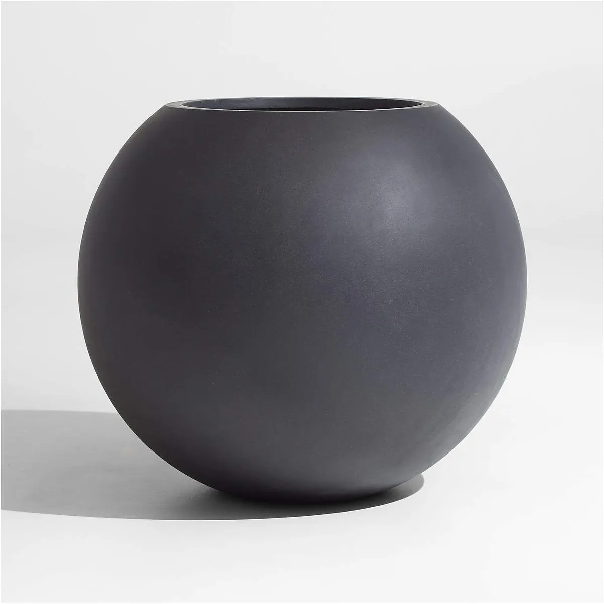 CRATE & BARREL - Maceta Sphere 57x66cm