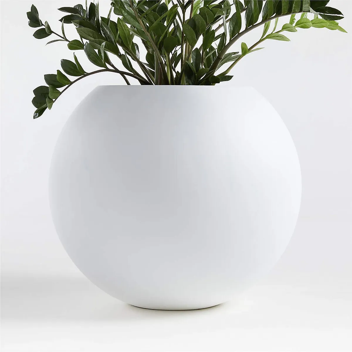 CRATE & BARREL - Maceta Sphere 57x66cm