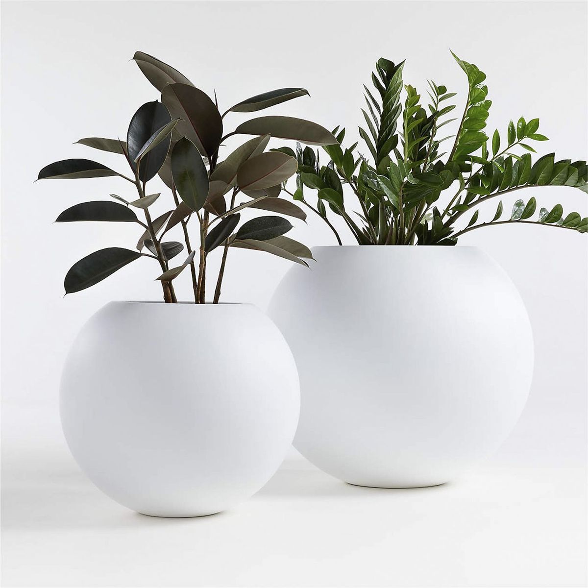 CRATE & BARREL - Maceta Sphere 57x66cm