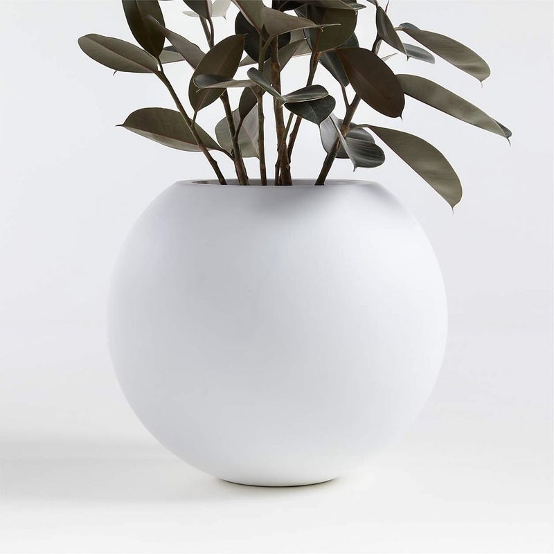 CRATE & BARREL - Maceta Pequeña Blanca Para Interior/exterior Sphere