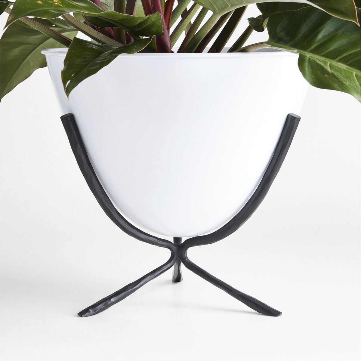 CRATE & BARREL - Macetero Para Exterior Emery Bajo De Metal Blanco Y Negro 46cm