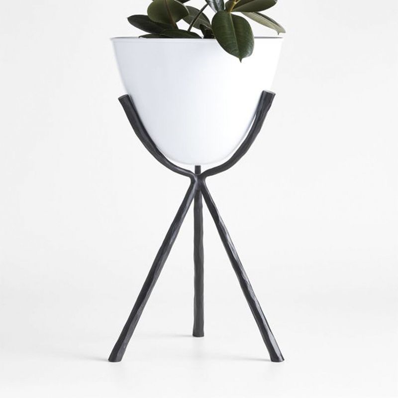 CRATE & BARREL - Macetero Para Exterior Emery Mediano De Metal Blanco Y Negro 56cm