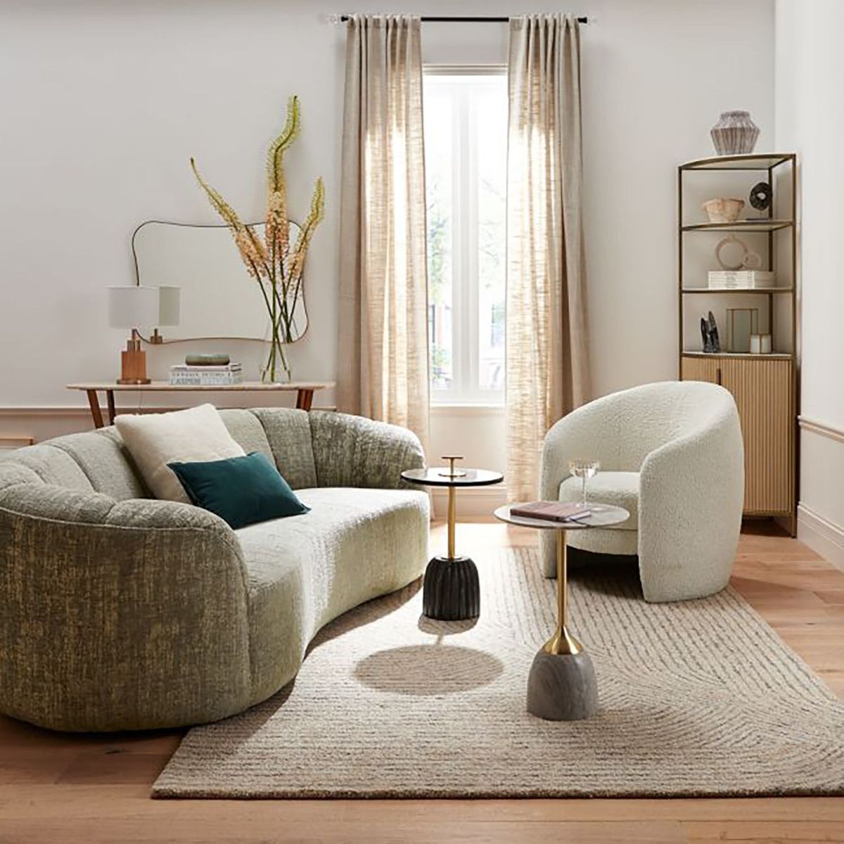 CRATE & BARREL - Estante Fayette de Madera de Mango con 2 Puertas