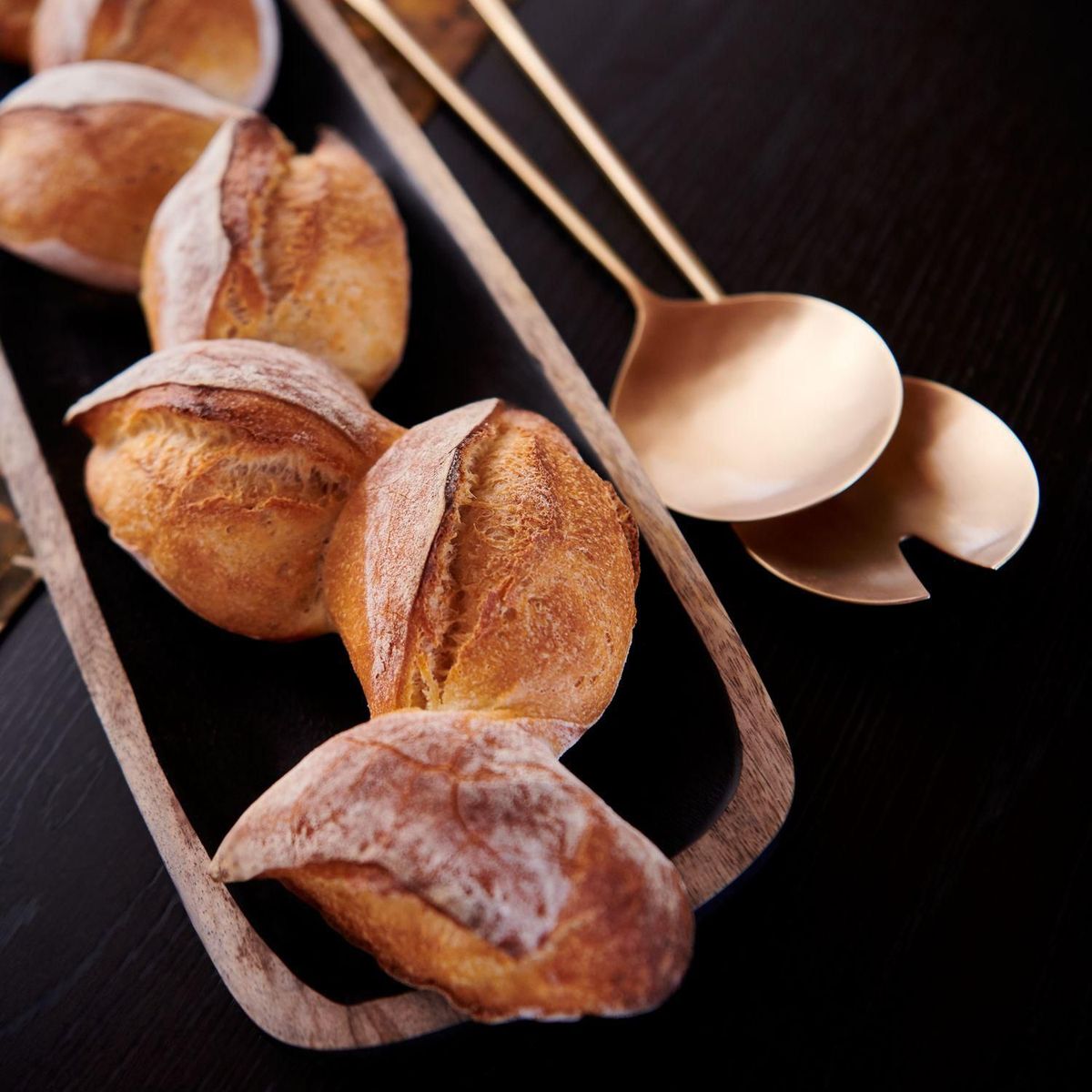 CRATE & BARREL - Servidores Dorados Set de 2