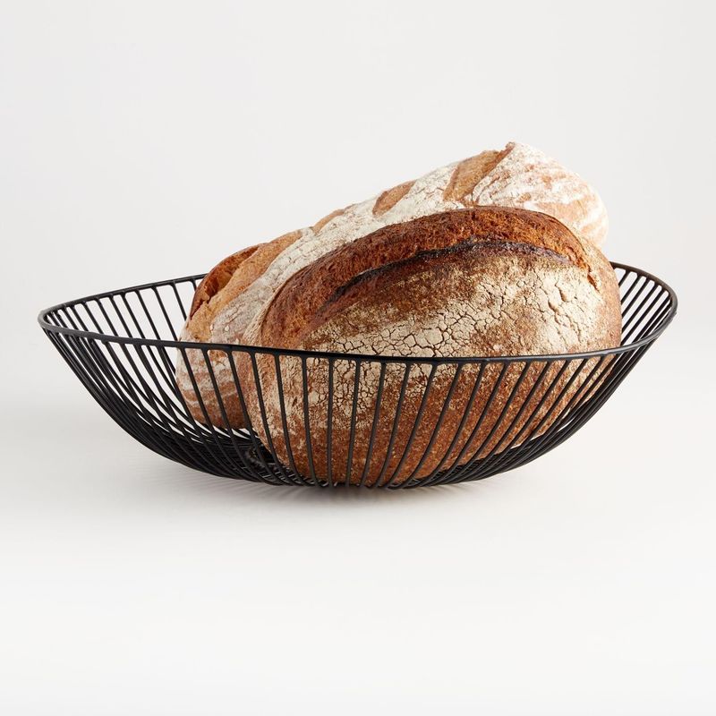 CRATE & BARREL - Cesta de hierro ovalada de Harrison