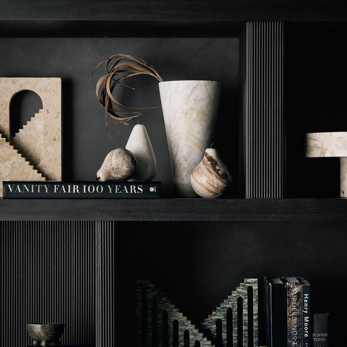 CRATE & BARREL - Figura Decorativa de Pera de Mármol