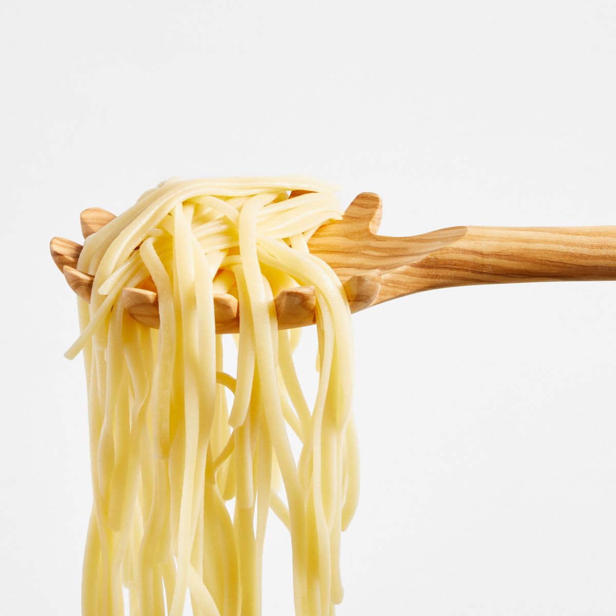 CRATE & BARREL - Cuchara para Pasta de Madera de Olivo