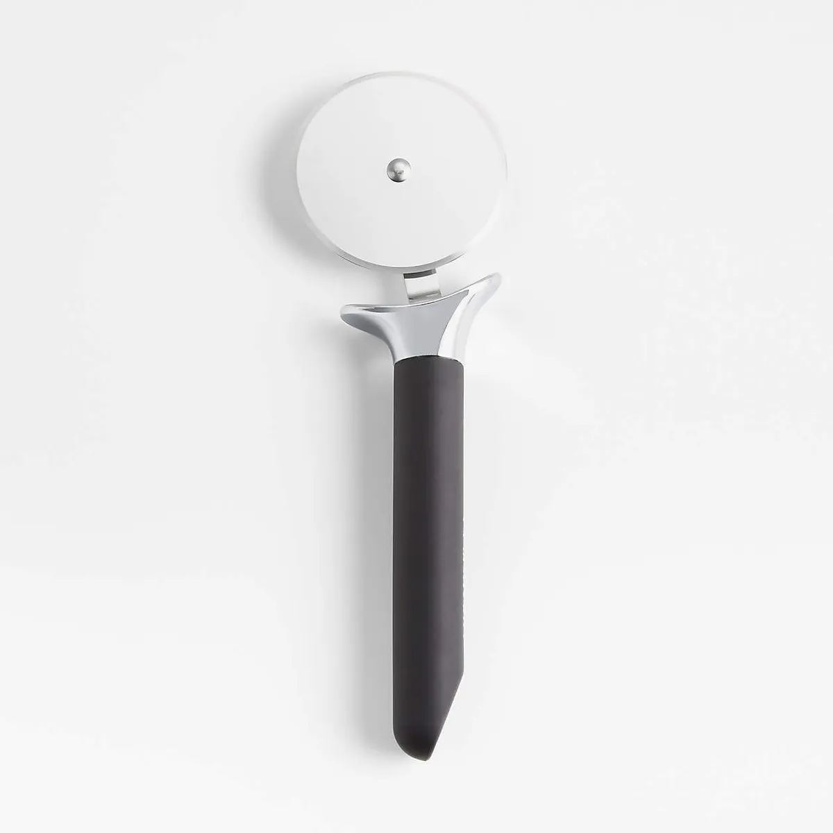 CRATE & BARREL - Rueda para Pizza Soft-Touch Negro