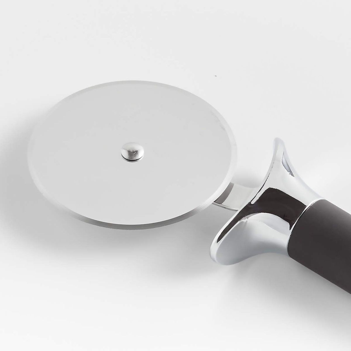 CRATE & BARREL - Rueda para Pizza Soft-Touch Negro