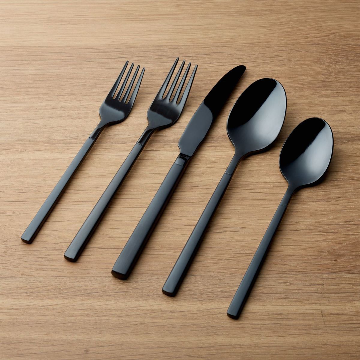 CRATE & BARREL - Juego de Cubiertos de 5 Piezas Kenton Black