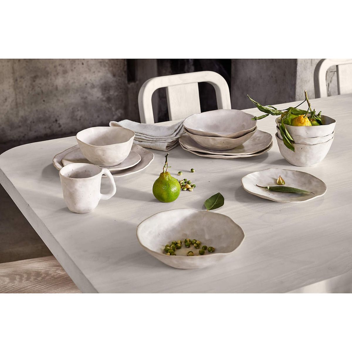 CRATE & BARREL - Plato De Ensalada Kiln Blanquecino