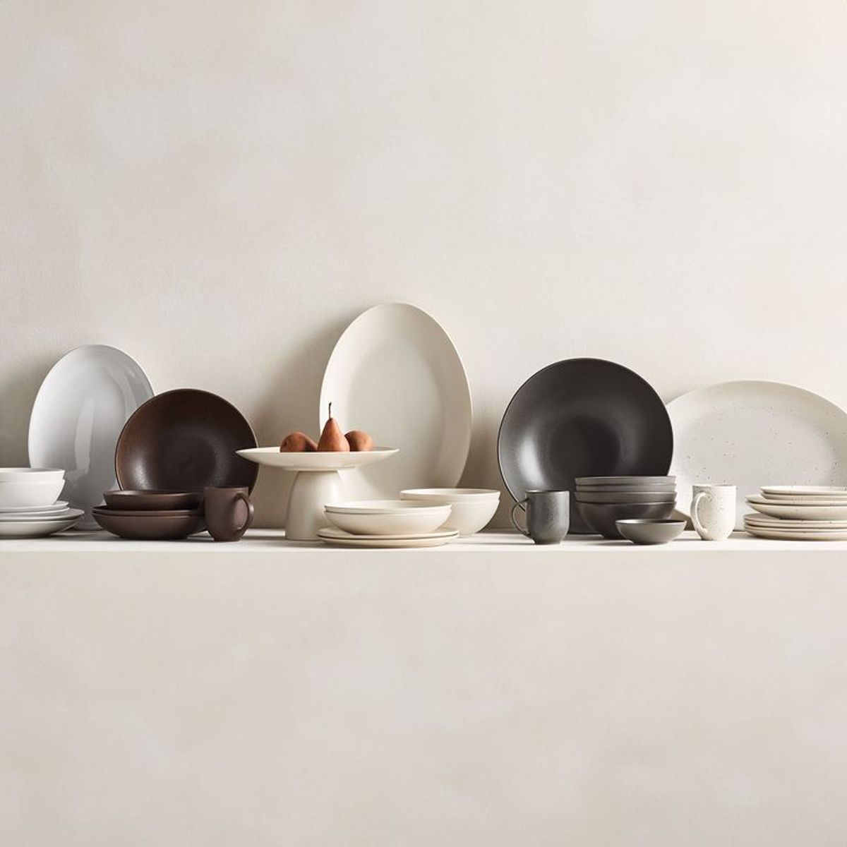 CRATE & BARREL - Plato de Fondo Craft Espresso