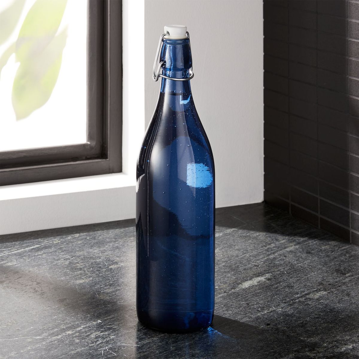 CRATE & BARREL - Botella de vidrio hermético