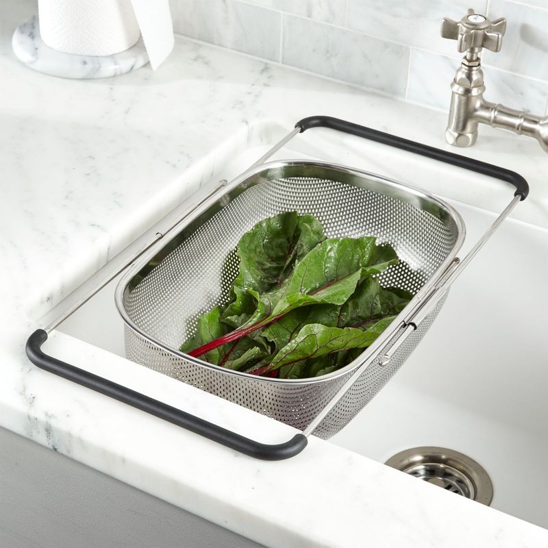 CRATE & BARREL - Colador de Malla Metálica para Lavadero de Cocina