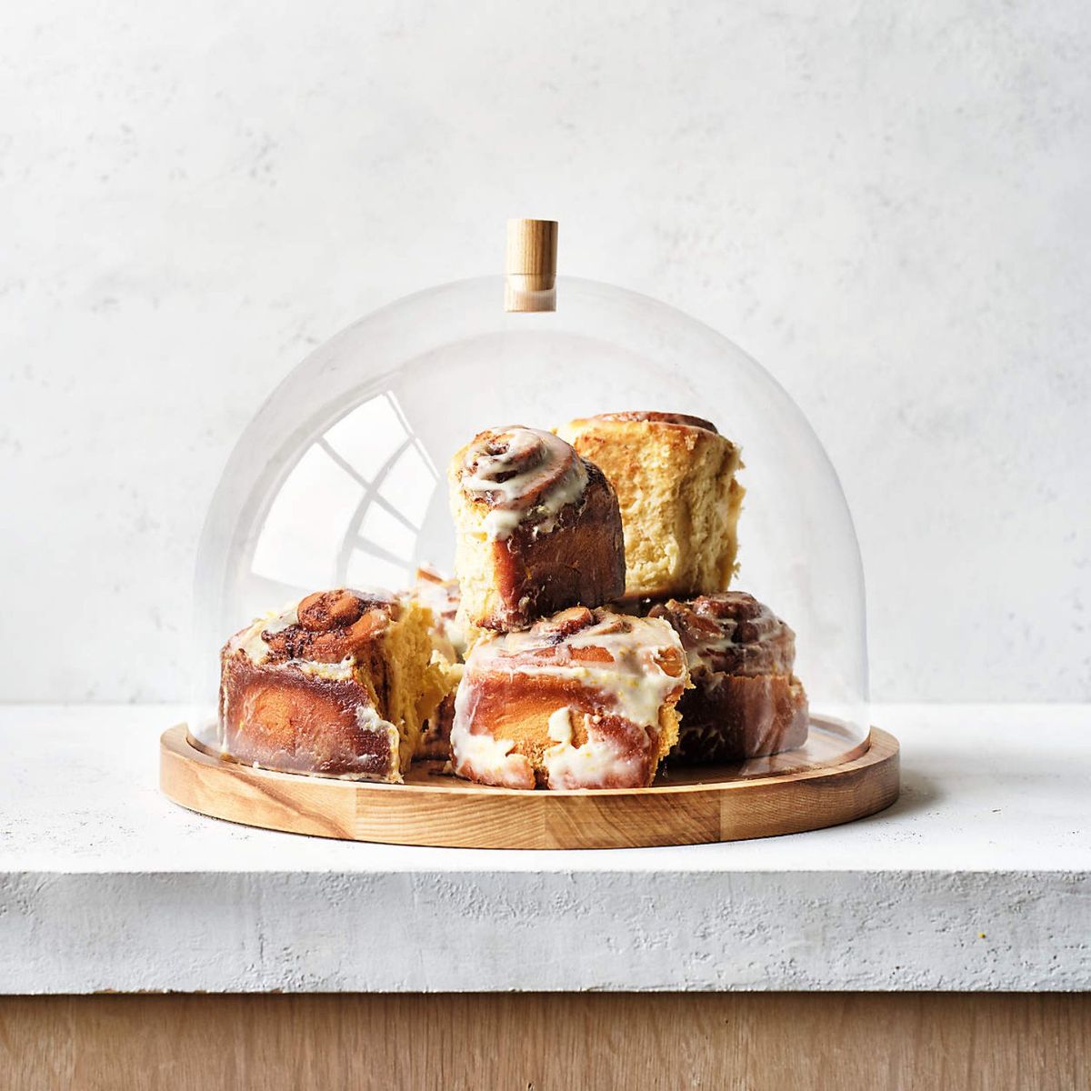 CRATE & BARREL - Tabla De Servir Redonda Arla De Madera Con Tapa Acrílica