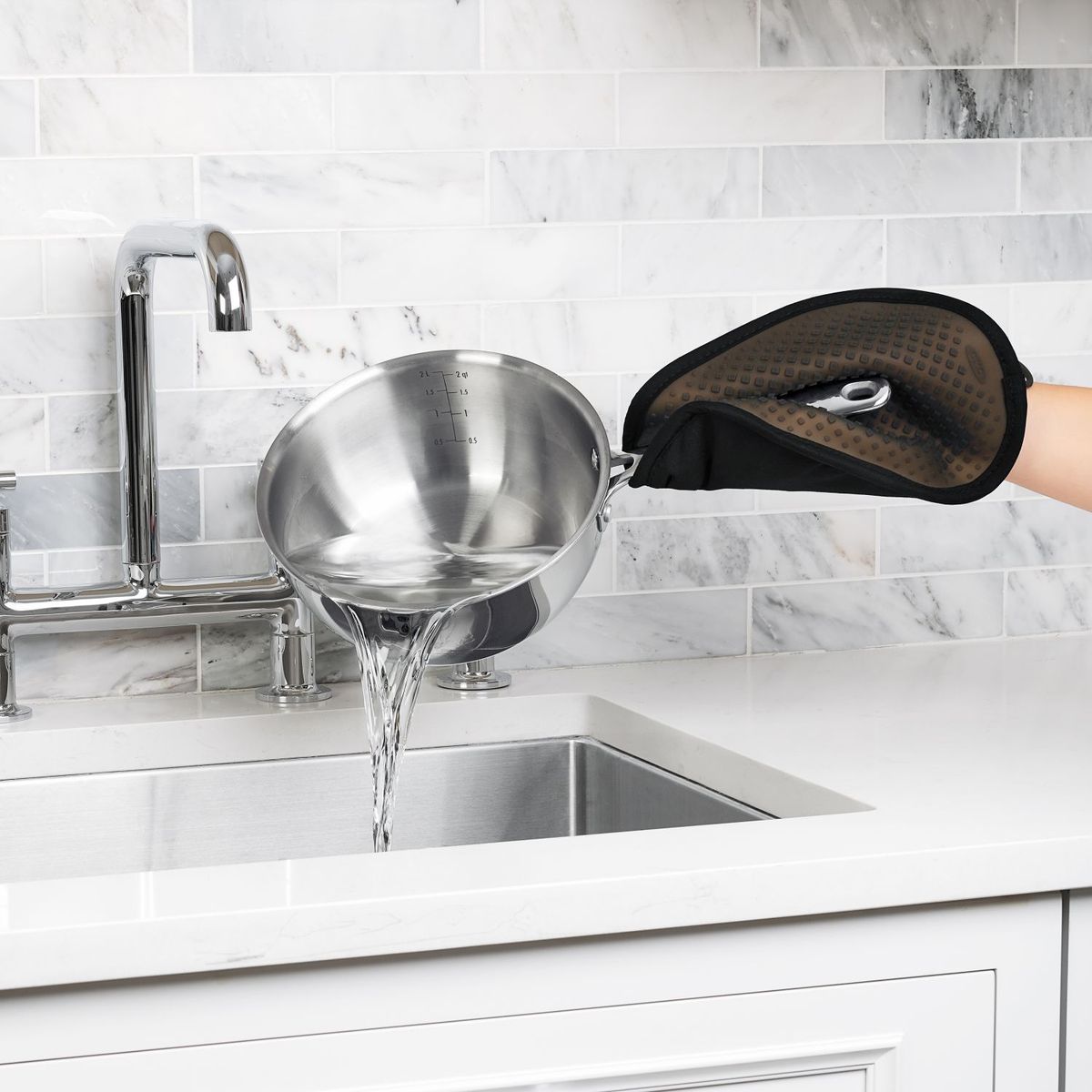 CRATE & BARREL - Posador de Ollas de Silicona Negro OXO