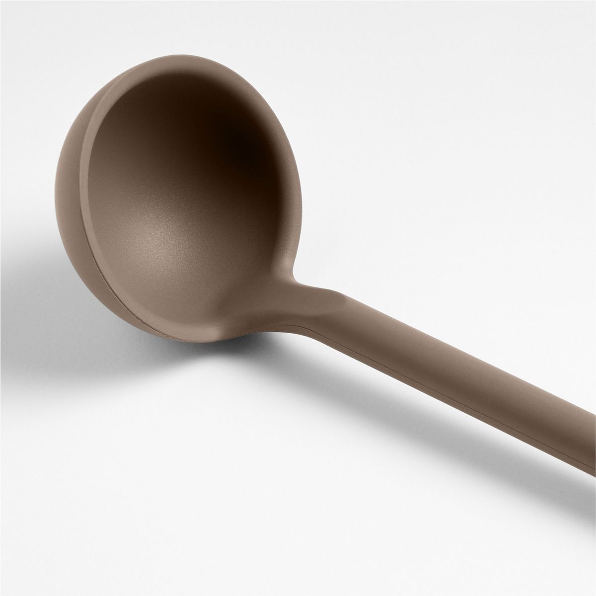 CRATE & BARREL - Cucharón de Silicona Marrón