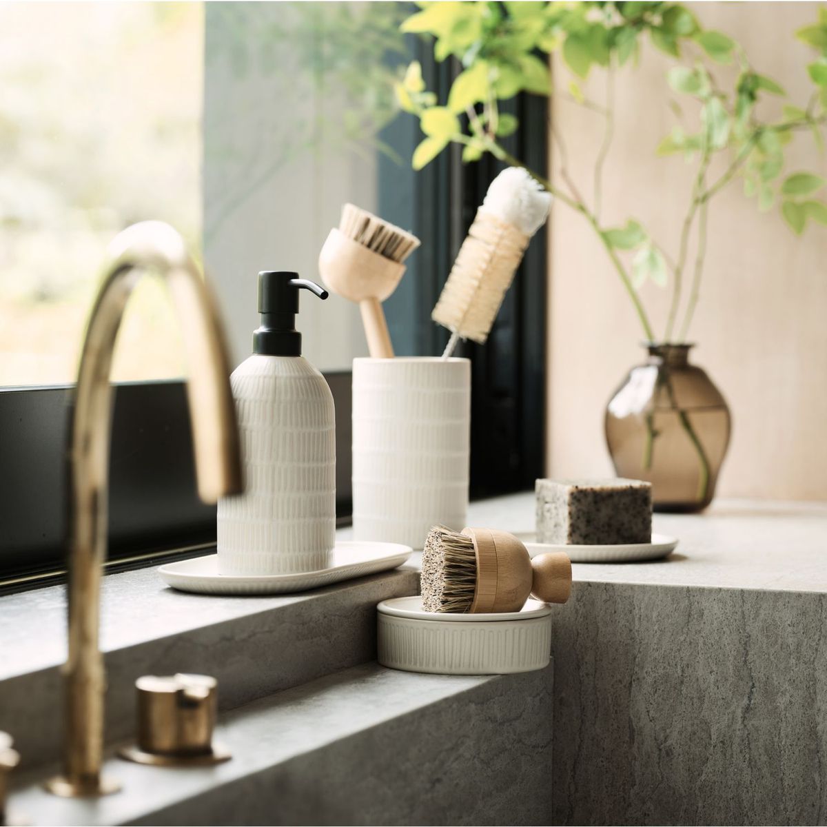 CRATE & BARREL - Cepillo de Palma Clean