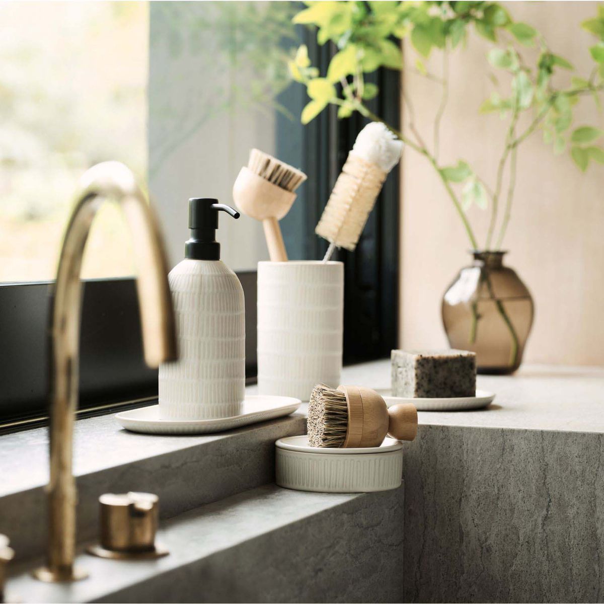 CRATE & BARREL - Cepillo Natural para Lavar