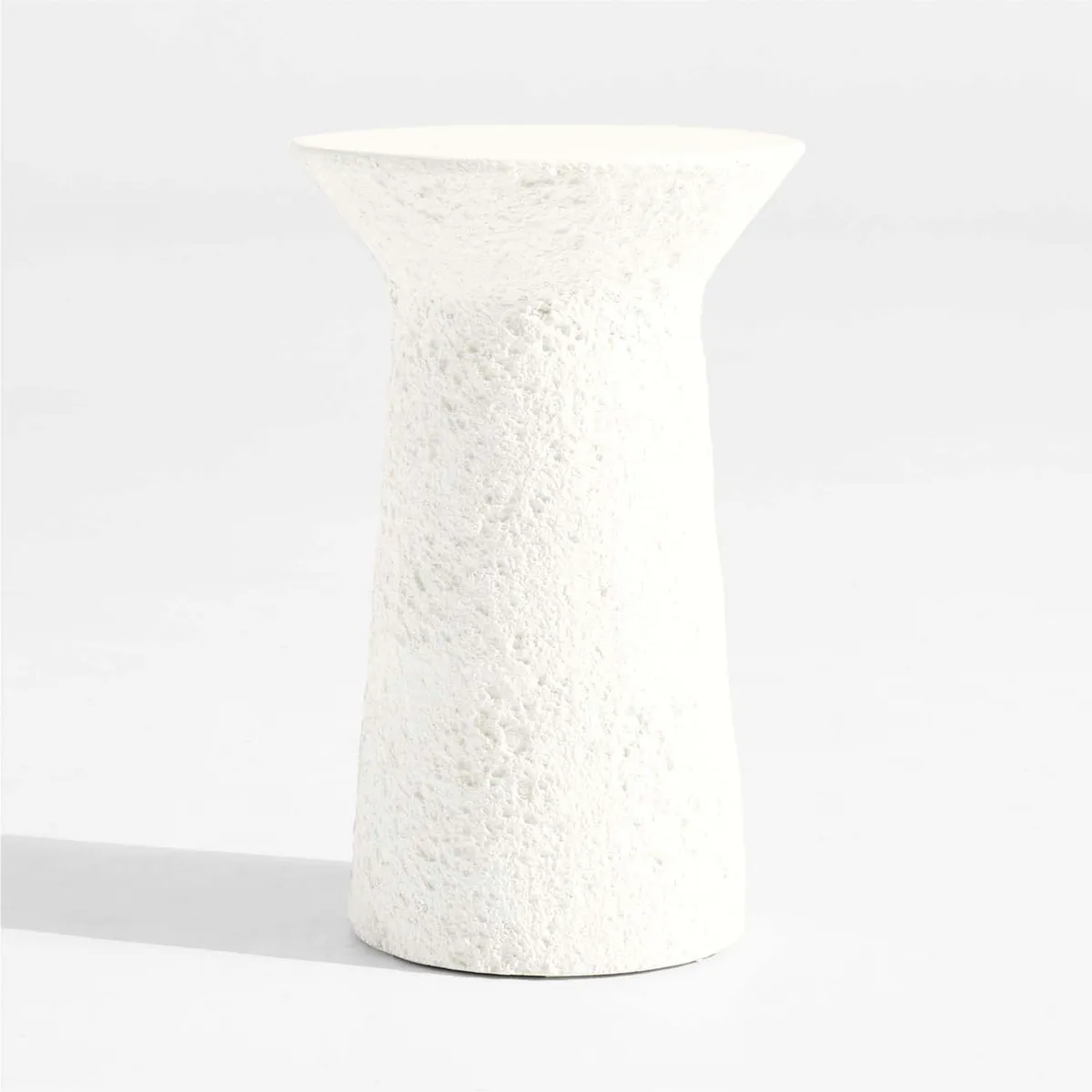 CRATE & BARREL - Mesa Auxiliar Nayarit De Concreto Blanco Para Interior/Exterior