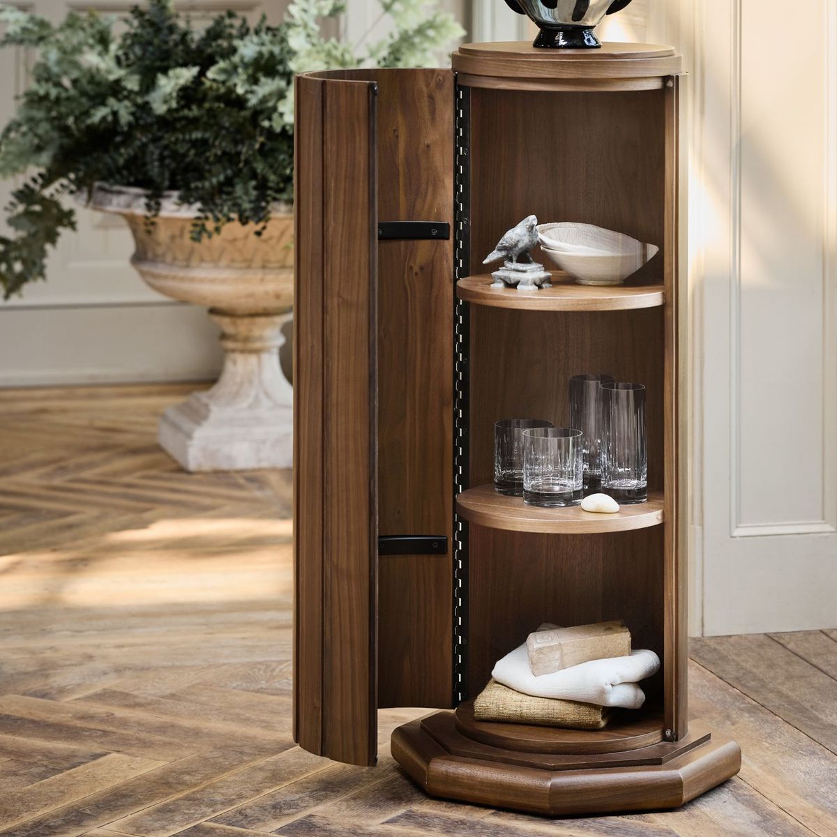 CRATE & BARREL - Mesa Auxiliar Walnut 1 Puerta