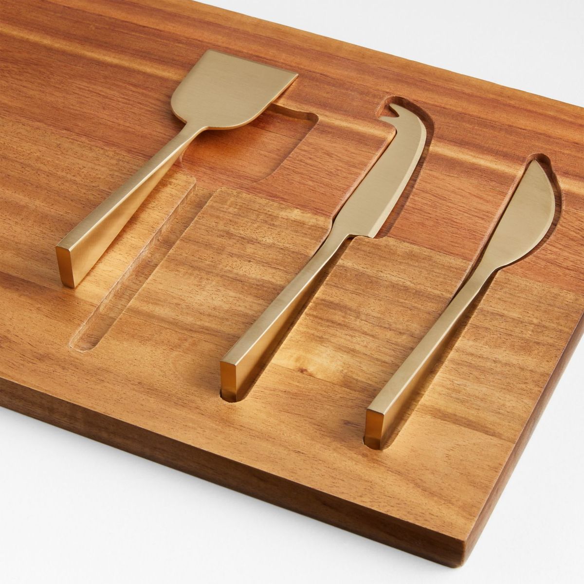 CRATE & BARREL - Tabla De Servir Octavia De Madera Con Cuchillos Para Queso
