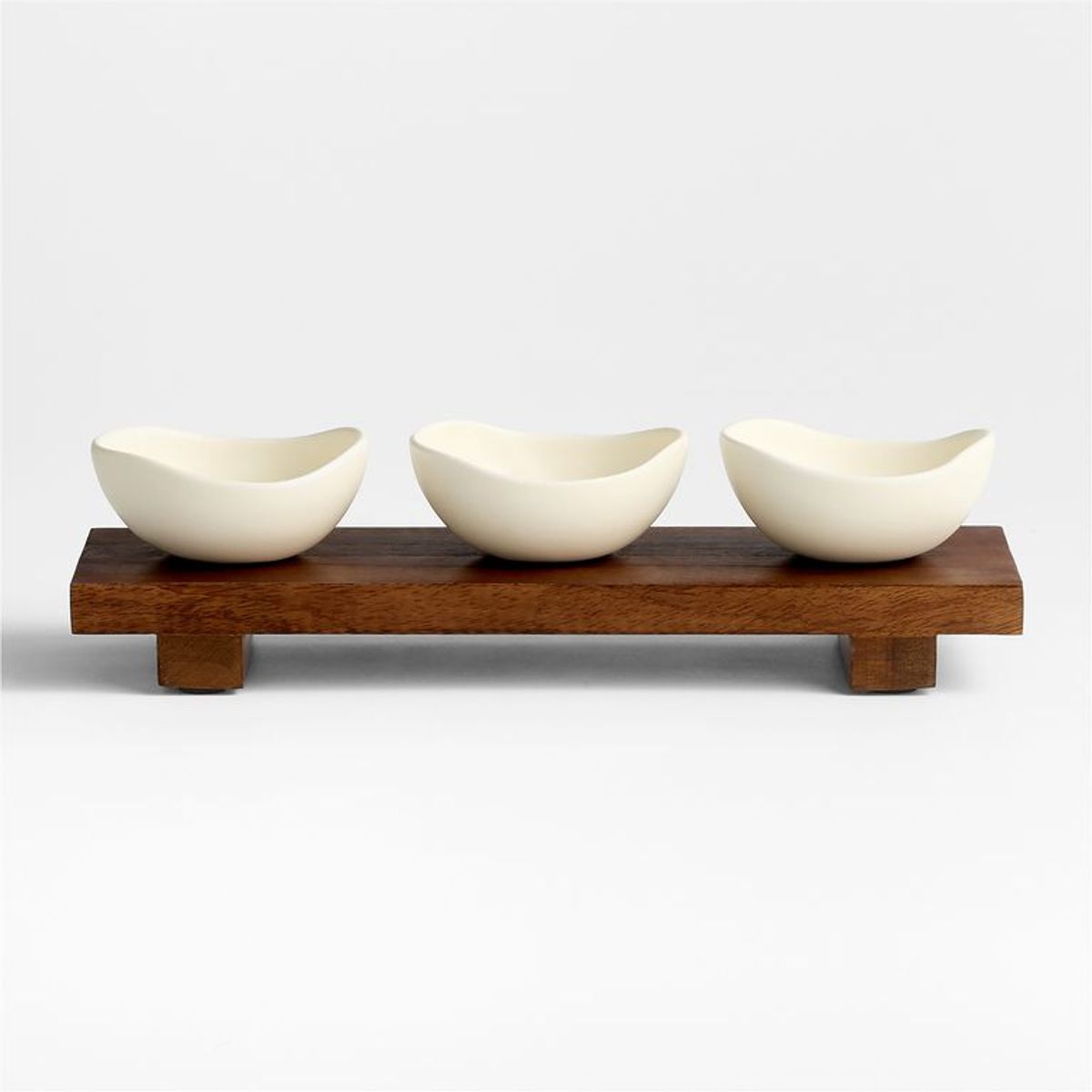 CRATE & BARREL - Tabla Elevada de Madera con Set de 3 Bowls de Porcelana