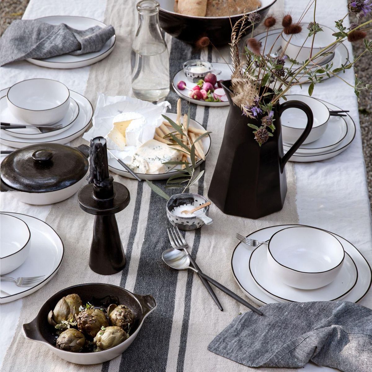 CRATE & BARREL - Jarra Negra Stevey Crate & Barrel