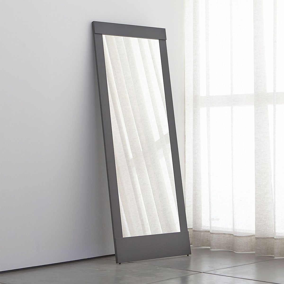 CRATE & BARREL - Espejo de Piso Colby Gris Metal