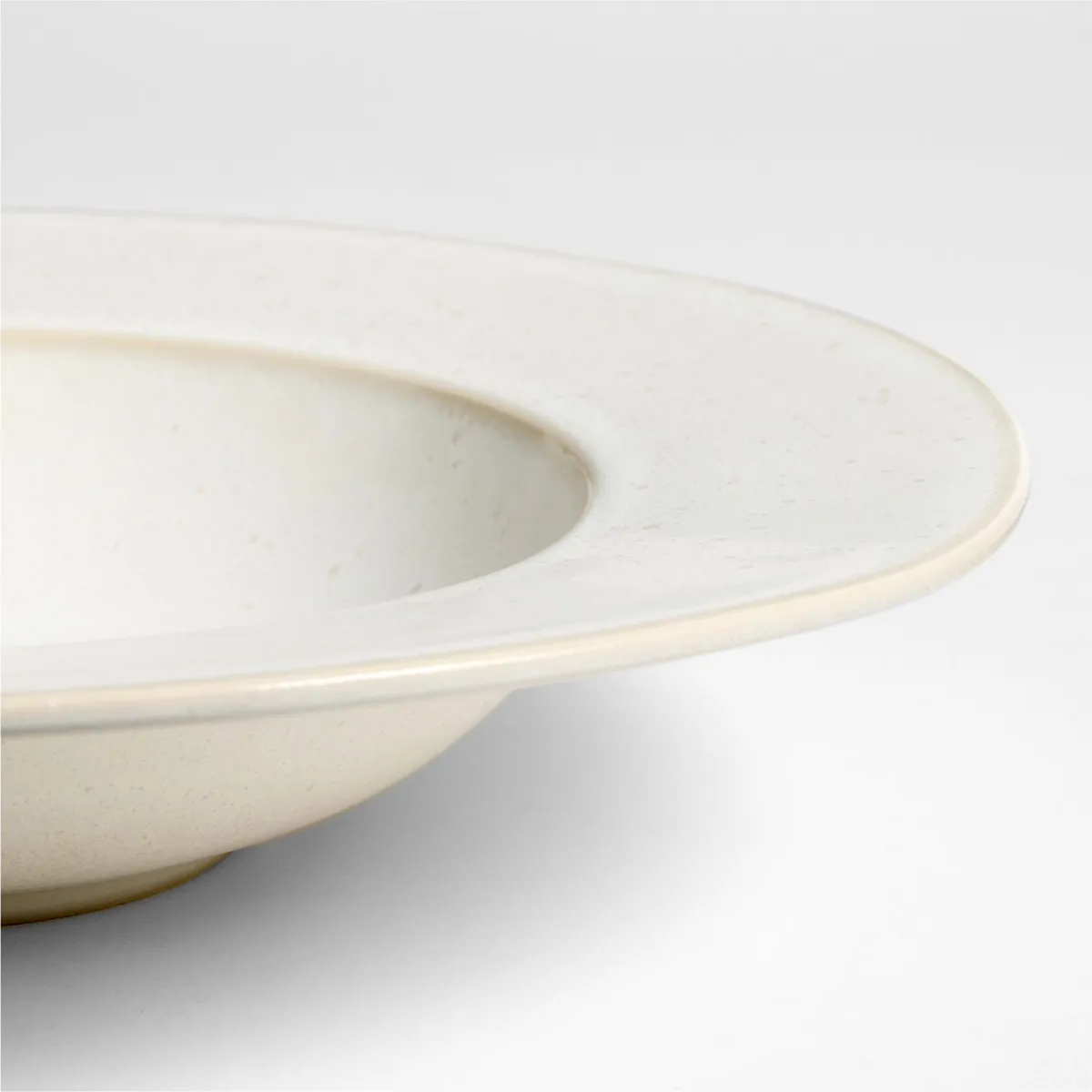 CRATE & BARREL - Plato Hondo Basel de Gres