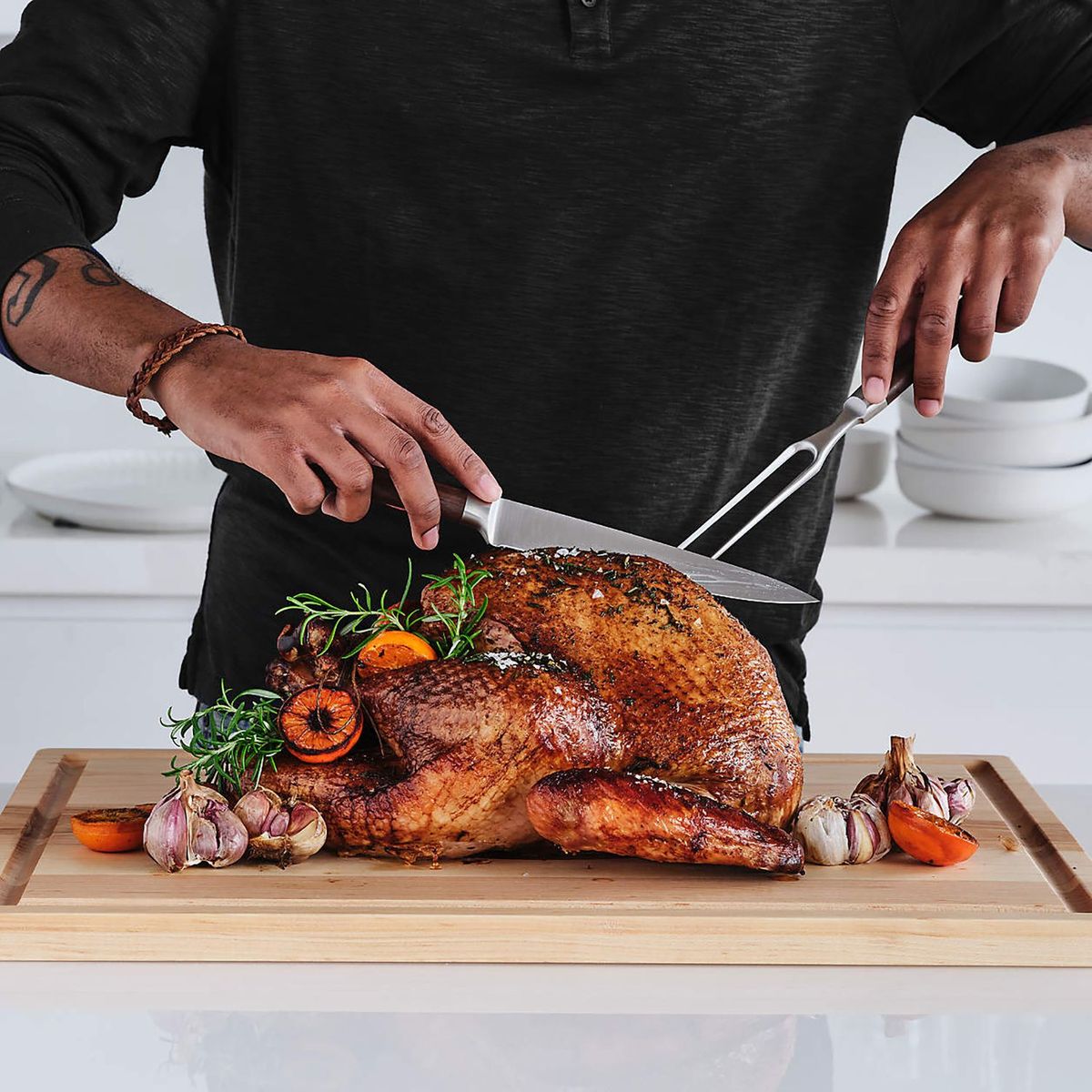 CRATE & BARREL - Set Cuchillo y Trinche con Mango de Madera 