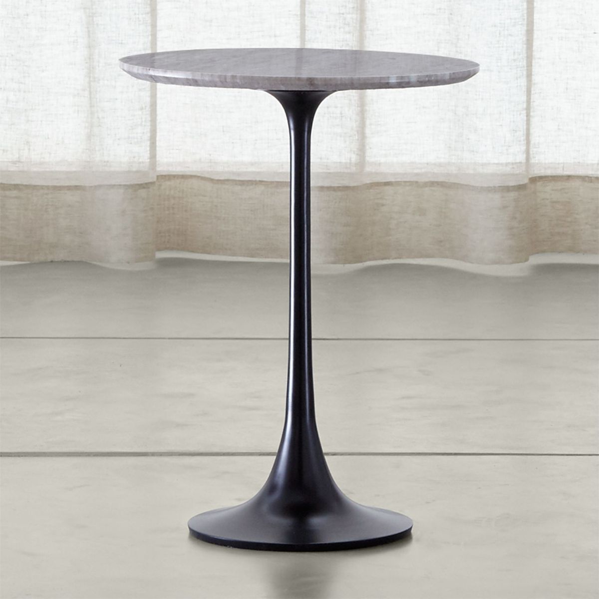 CRATE & BARREL - Mesa Auxiliar Nero de Mármol con Base Aluminio Negro