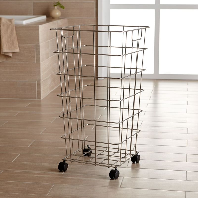 CRATE & BARREL - Canasta de Alambre con Ruedas