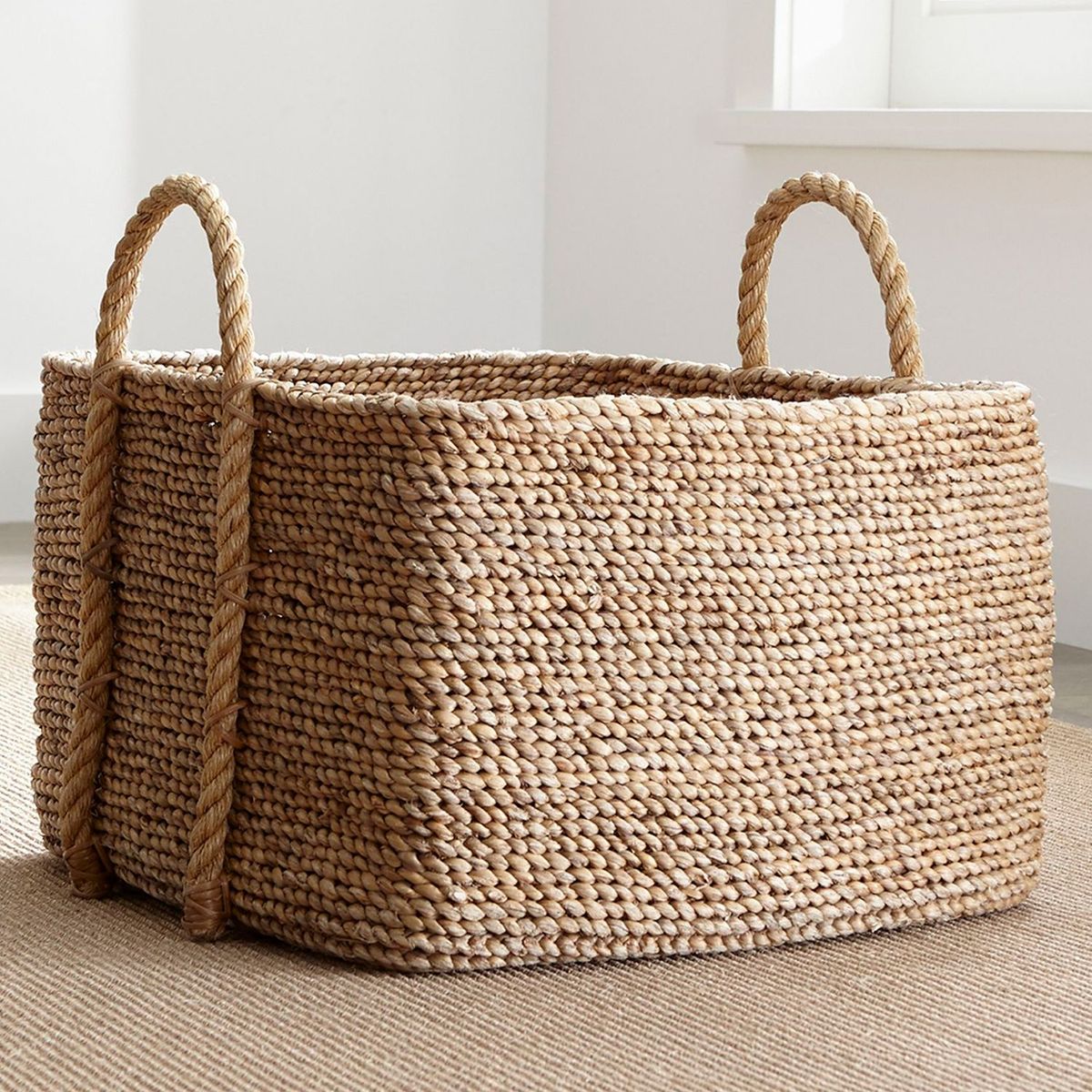 CRATE & BARREL - Canasta Cuadrada con Asa de Soga Tyler