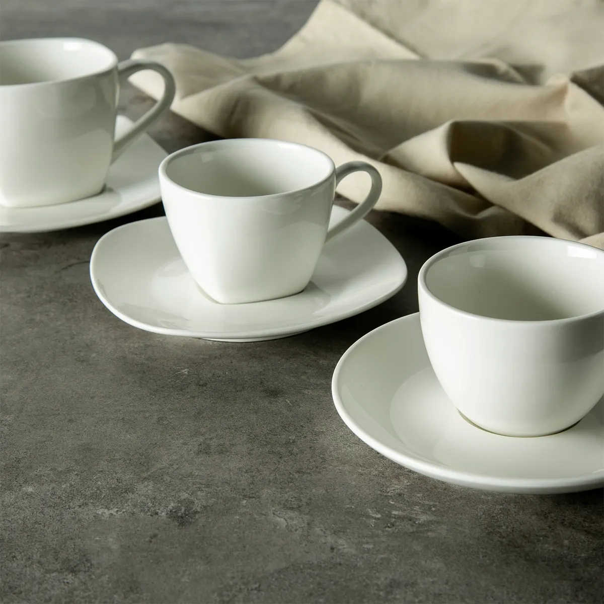 BASEMENT HOME - Taza de Café con Plato Porcelana Essentials Cuadrado